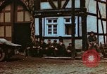 Standbild befreiten französische Gefangene Deutschland, 1945, aus Sekunde 13 historischem Filmmaterial Videoclip 65675056159
