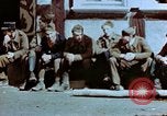 Standbild befreiten französische Gefangene Deutschland, 1945, aus Sekunde 16 historischem Filmmaterial Videoclip 65675056159