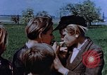 Standbild deutsche Kinder Deutschland, 1945, aus Sekunde 24 historischem Filmmaterial Videoclip 65675056172