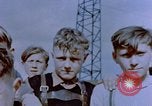 Standbild deutsche Kinder Deutschland, 1945, aus Sekunde 56 historischem Filmmaterial Videoclip 65675056172
