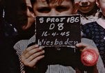 Standbild deutsche Kinder Deutschland, 1945, aus Sekunde 4 historischem Filmmaterial Videoclip 65675056176