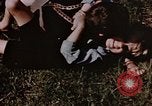 Standbild deutsche Kinder Deutschland, 1945, aus Sekunde 23 historischem Filmmaterial Videoclip 65675056176