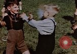 Standbild deutsche Kinder Deutschland, 1945, aus Sekunde 41 historischem Filmmaterial Videoclip 65675056176