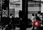 Standbild liegend Strafgefangene Manila Philippinen, 1930, aus Sekunde 22 historischem Filmmaterial Videoclip 65675056178