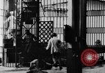 Standbild liegend Strafgefangene Manila Philippinen, 1930, aus Sekunde 27 historischem Filmmaterial Videoclip 65675056178