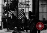 Standbild liegend Strafgefangene Manila Philippinen, 1930, aus Sekunde 29 historischem Filmmaterial Videoclip 65675056178