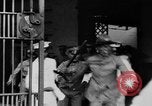 Standbild liegend Strafgefangene Manila Philippinen, 1930, aus Sekunde 34 historischem Filmmaterial Videoclip 65675056178