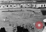 Standbild liegend Strafgefangene Manila Philippinen, 1930, aus Sekunde 46 historischem Filmmaterial Videoclip 65675056178