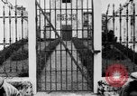 Standbild liegend Strafgefangene Manila Philippinen, 1930, aus Sekunde 52 historischem Filmmaterial Videoclip 65675056178