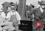 Standbild kanadischen rum Cargo zerstört im Verbot San Francisco California USA, 1930, aus Sekunde 16 historischem Filmmaterial Videoclip 65675056183