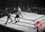 Immagine di Guanti d'oro Mineola New York USA, 1941, secondo 4 filmato di repertorio 65675056195