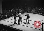 Immagine di Guanti d'oro Mineola New York USA, 1941, secondo 12 filmato di repertorio 65675056195