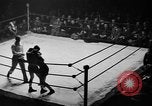 Immagine di Guanti d'oro Mineola New York USA, 1941, secondo 17 filmato di repertorio 65675056195