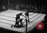 Immagine di Guanti d'oro Mineola New York USA, 1941, secondo 21 filmato di repertorio 65675056195