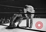 Immagine di Guanti d'oro Mineola New York USA, 1941, secondo 23 filmato di repertorio 65675056195