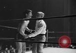 Immagine di Guanti d'oro Mineola New York USA, 1941, secondo 25 filmato di repertorio 65675056195