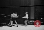 Immagine di Guanti d'oro Mineola New York USA, 1941, secondo 30 filmato di repertorio 65675056195