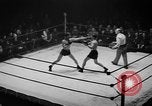 Immagine di Guanti d'oro Mineola New York USA, 1941, secondo 34 filmato di repertorio 65675056195