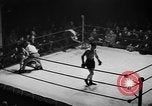 Immagine di Guanti d'oro Mineola New York USA, 1941, secondo 40 filmato di repertorio 65675056195