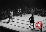 Immagine di Guanti d'oro Mineola New York USA, 1941, secondo 41 filmato di repertorio 65675056195