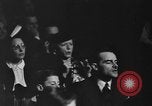 Immagine di Guanti d'oro Mineola New York USA, 1941, secondo 45 filmato di repertorio 65675056195