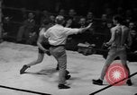 Immagine di Guanti d'oro Mineola New York USA, 1941, secondo 56 filmato di repertorio 65675056195