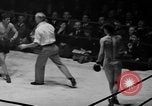 Immagine di Guanti d'oro Mineola New York USA, 1941, secondo 57 filmato di repertorio 65675056195