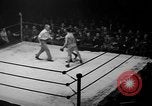 Immagine di Guanti d'oro Mineola New York USA, 1941, secondo 62 filmato di repertorio 65675056195