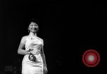 Standbild Miss Chinatown Beauty Contest San Francisco California USA, 1960, aus Sekunde 20 historischem Filmmaterial Videoclip 65675056198