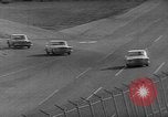 Standbild Compact Car Rennen Daytona Beach Florida USA, 1960, aus Sekunde 31 historischem Filmmaterial Videoclip 65675056202
