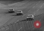 Standbild Compact Car Rennen Daytona Beach Florida USA, 1960, aus Sekunde 32 historischem Filmmaterial Videoclip 65675056202