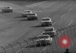 Standbild Compact Car Rennen Daytona Beach Florida USA, 1960, aus Sekunde 34 historischem Filmmaterial Videoclip 65675056202