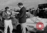 Standbild Compact Car Rennen Daytona Beach Florida USA, 1960, aus Sekunde 40 historischem Filmmaterial Videoclip 65675056202