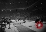 Standbild Millrose Games New York City USA, 1960, aus Sekunde 26 historischem Filmmaterial Videoclip 65675056203