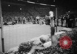 Standbild Millrose Games New York City USA, 1960, aus Sekunde 54 historischem Filmmaterial Videoclip 65675056203
