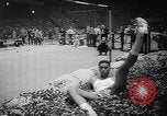 Standbild Millrose Games New York City USA, 1960, aus Sekunde 55 historischem Filmmaterial Videoclip 65675056203