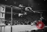 Standbild Millrose Games New York City USA, 1960, aus Sekunde 61 historischem Filmmaterial Videoclip 65675056203