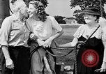 Image mât de drapeau cérémonie de mariage Coshocton Ohio USA, 1946, de la seconde 13 séquences d'archives historiques vidéo 65675056213
