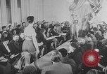 Standbild Sportswear fashion show Vereinigtes Königreich, 1952, aus Sekunde 8 historischem Filmmaterial Videoclip 65675056218