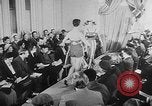 Standbild Sportswear fashion show Vereinigtes Königreich, 1952, aus Sekunde 10 historischem Filmmaterial Videoclip 65675056218