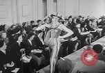 Standbild Sportswear fashion show Vereinigtes Königreich, 1952, aus Sekunde 14 historischem Filmmaterial Videoclip 65675056218
