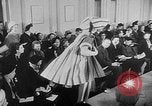 Standbild Sportswear fashion show Vereinigtes Königreich, 1952, aus Sekunde 15 historischem Filmmaterial Videoclip 65675056218