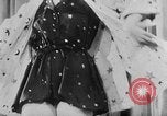 Standbild Sportswear fashion show Vereinigtes Königreich, 1952, aus Sekunde 23 historischem Filmmaterial Videoclip 65675056218