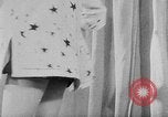 Standbild Sportswear fashion show Vereinigtes Königreich, 1952, aus Sekunde 24 historischem Filmmaterial Videoclip 65675056218