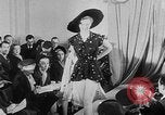 Standbild Sportswear fashion show Vereinigtes Königreich, 1952, aus Sekunde 30 historischem Filmmaterial Videoclip 65675056218