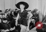 Standbild Sportswear fashion show Vereinigtes Königreich, 1952, aus Sekunde 31 historischem Filmmaterial Videoclip 65675056218
