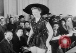 Standbild Sportswear fashion show Vereinigtes Königreich, 1952, aus Sekunde 32 historischem Filmmaterial Videoclip 65675056218