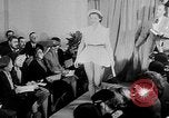 Standbild Sportswear fashion show Vereinigtes Königreich, 1952, aus Sekunde 36 historischem Filmmaterial Videoclip 65675056218
