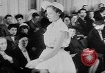 Standbild Sportswear fashion show Vereinigtes Königreich, 1952, aus Sekunde 39 historischem Filmmaterial Videoclip 65675056218
