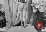 Standbild Sportswear fashion show Vereinigtes Königreich, 1952, aus Sekunde 57 historischem Filmmaterial Videoclip 65675056218